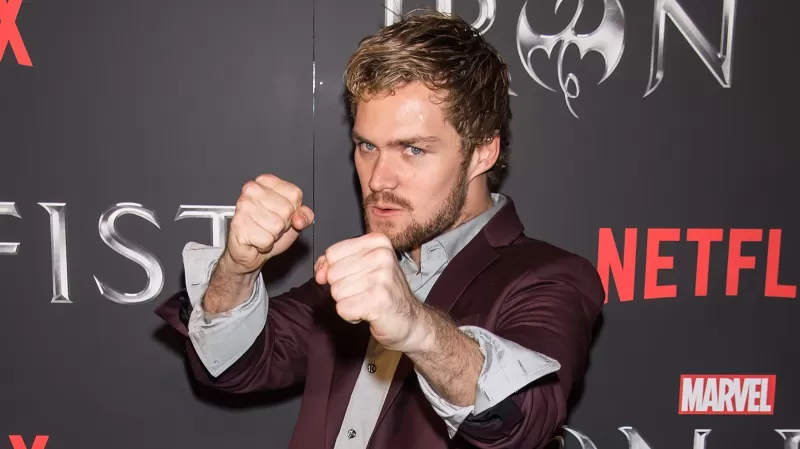 Finn Jones uznaje krytykę żelaznej pięści, chętnie udowodni, że wątpią